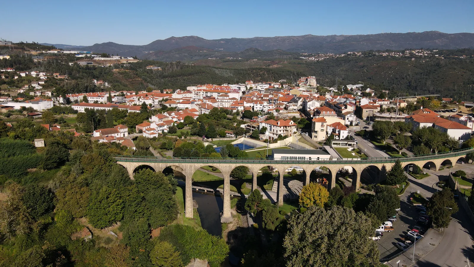 Vista aérea de Vouzela com o viaduto ferroviário