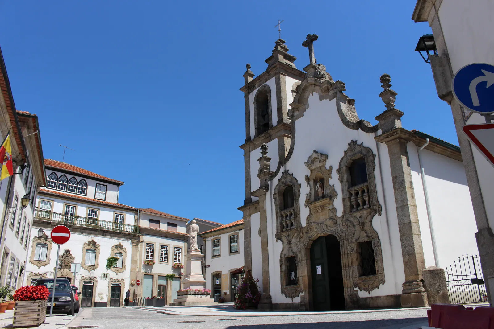 Praça Morais de Carvalho e igreja em Vouzela